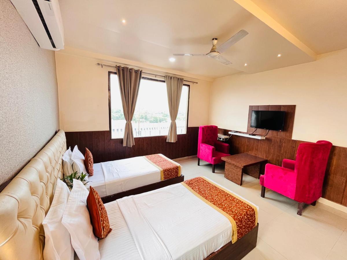 Hotel The Leaf - Gomti Nagar Lucknow Exterior photo